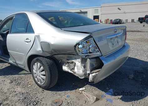 2005 Toyota Camry Le z USA, uszkodzony, nr VIN 4T1BE32K55U034263